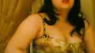 मुठ्ठी घुसाना एक सेक्सी मूवी इंग्लिश विडियो लाटेकस दस्ताने पहने हुए अपने नग्न शरीर को हवा में निलंबित कर दिया जाता है